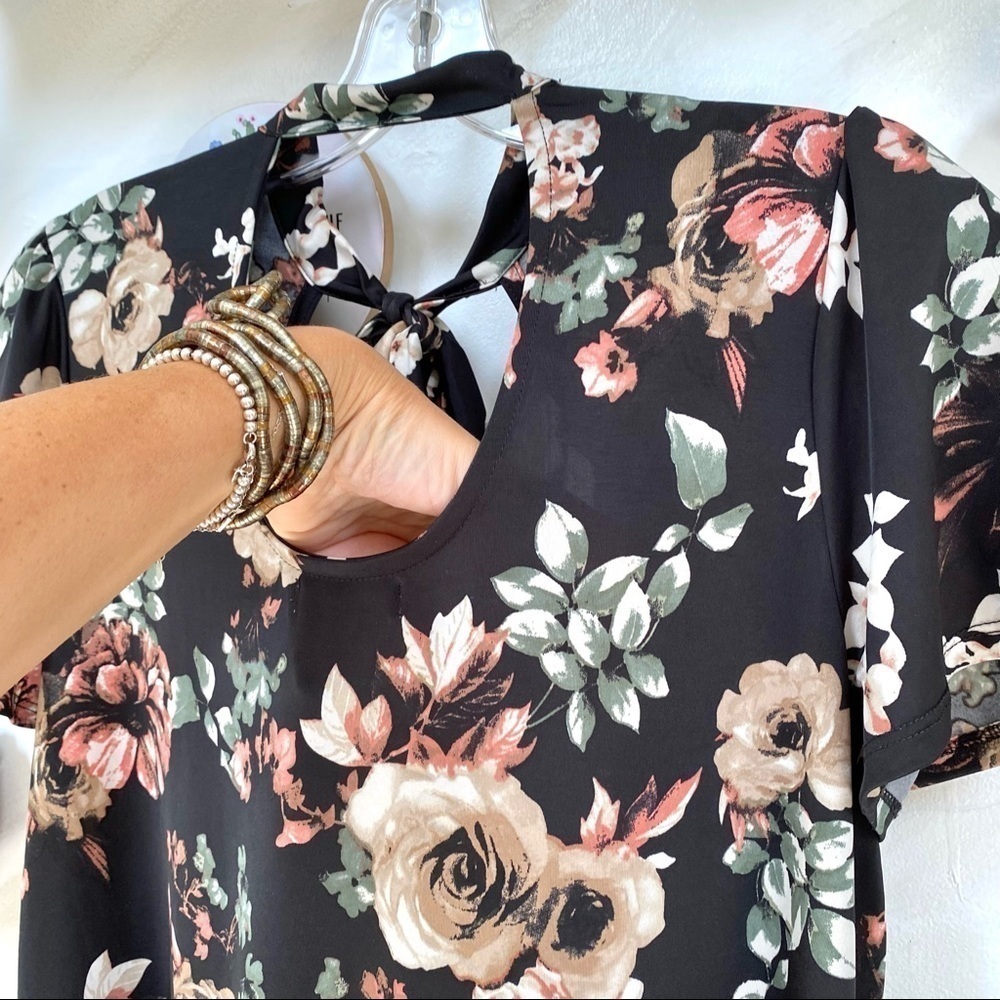 Super sweet floral gardenia Boho blouse w front bow & puff sleeves - Picture 9 of 13